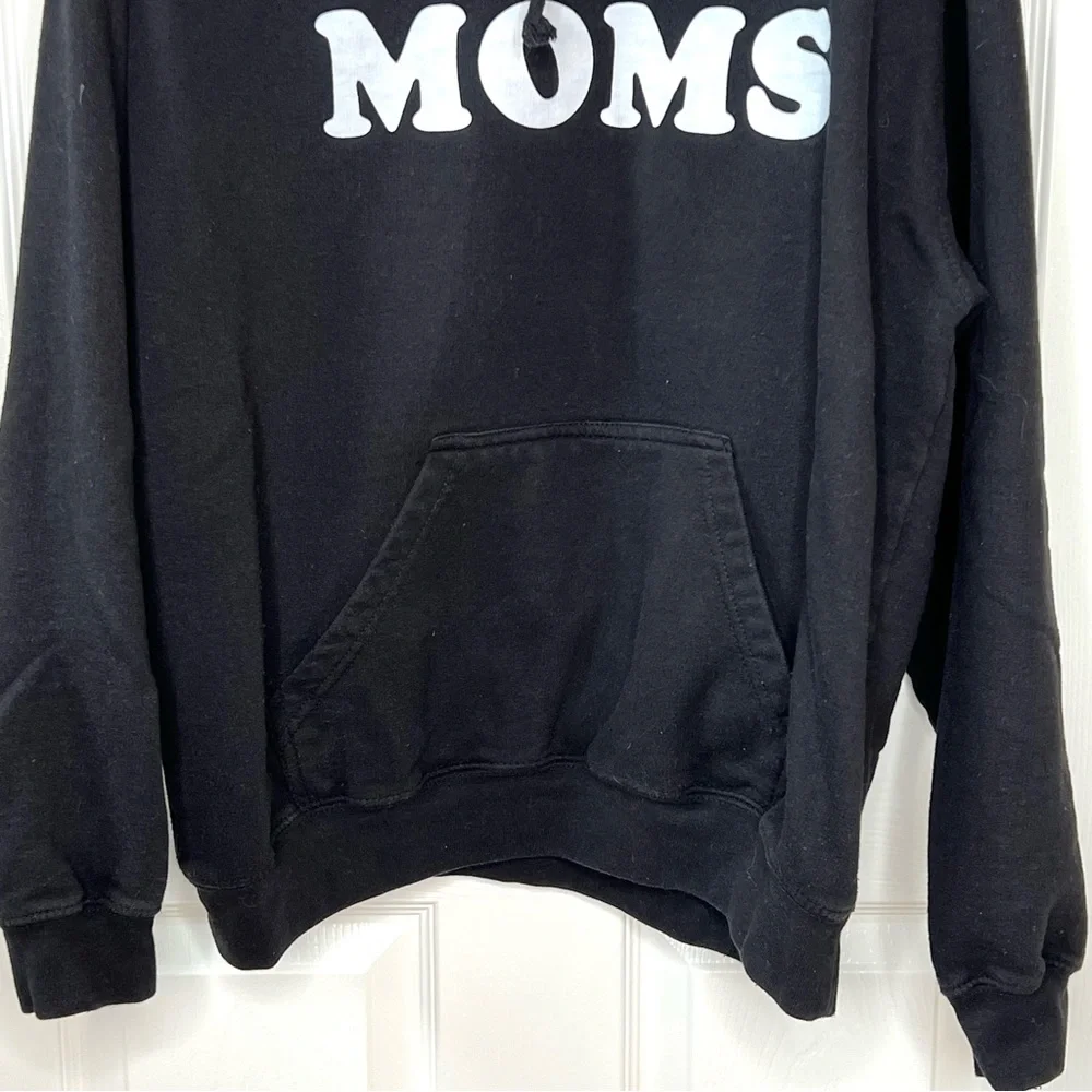 ⭐️ I Love ❤️ Hot Moms Graphic Black Sweatshirt Pullover Hoodie Size LARGE
